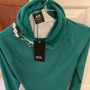 Oakley mid layer top size medium